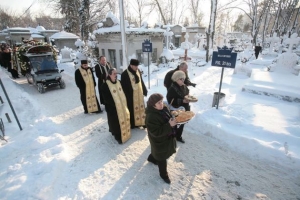 Emil Hossu a fost inmormantat in apropierea lui Gheorghe Dinica, pe Aleea Artistilor din Cimitirul Bellu