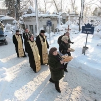 Emil Hossu a fost inmormantat in apropierea lui Gheorghe Dinica, pe Aleea Artistilor din Cimitirul Bellu