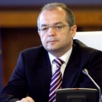 Premierul Boc este realist: Nu vor fi mariri de salarii si pensii, ci usoare recuperari din taierile anterioare