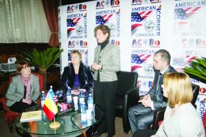 Libby Gitenstein a discutat cu tinerii doljeni despre voluntariat