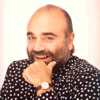 Demis Roussos revine in Romania in aprilie, pentru un turneu national
