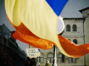 Protestatarii romani ii multumesc ambasadorului SUA, Mark H.Gitenstein, pentru favorul ca nu sunt impuscati ca-n Siria