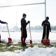Romania - Portugalia: Voluntarii deszapezesc Stadionul Arcul de Triumf