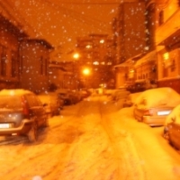 In apropiere de Piata Victoriei, pe Strada Scarlatescu, masinile nu mai pot circula din cauza zapezii 
