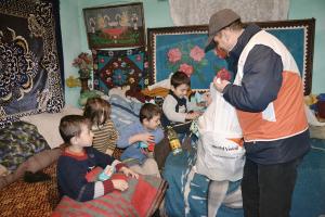 Paturi si alimente pentru familiile care au ramas izolate