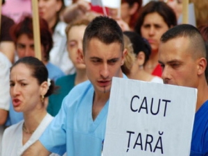 In ultimii 4 ani : 10.000 de medici au plecat din Romania