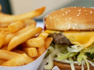 Taxa pe alimente de tip fast-food a fost abandonata in Romania