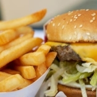 Taxa pe alimente de tip fast-food a fost abandonata in Romania