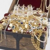 O femeie in doliu care cersea bani de inmormantare a furat bijuterii de 150.000 de euro