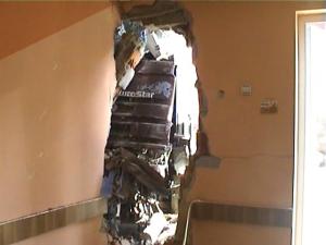 Mehedinti: Un tir s-a oprit intr-un magazin din Bistrita