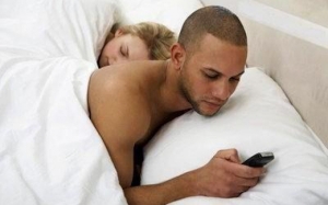 Aplicatii disponibile pe telefonul mobil care incurajeaza infidelitatea 