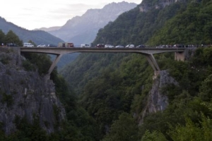 Un autocar cu turisti romani s-a prabusit intr-o prapastie in Muntenegru: 19 morti si 28 de raniti