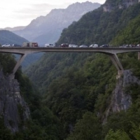 Un autocar cu turisti romani s-a prabusit intr-o prapastie in Muntenegru: 19 morti si 28 de raniti