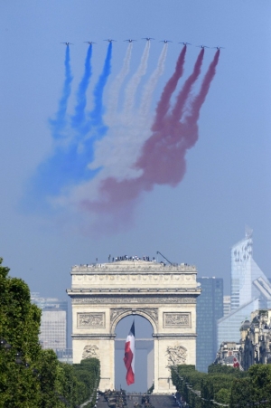 Ziua Nationala a Frantei sarbatorita printr-o parada militara impresionanta si focuri de artificii in centrul Parisului