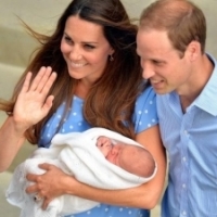 Ducesa de Cambridge, bebelusul regal si printul William au parasit Maternitatea Saint Mary din Londra