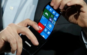 Samsung va lansa in luna octombrie un smartphone cu ecran curbat