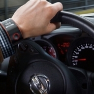 Un ceas inteligent conecteaza soferul la Nissan Nismo