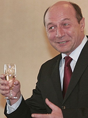 Solutie la bugetul returnat de Basescu: Marirea accizei pe alcool, nu pe combustibil