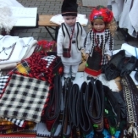 Papusi din portelan imbracate in costum din Bucovina, la standul Adrianei Hojbota