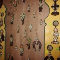 Cruci din lemn pictate, la standul lui Andrei Burtea de la Sala Dalles