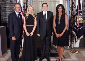 Fotografie istorica: Presedintele SUA, Barack Obama, si Premierul Romaniei, Victor Ponta, total eclipsati de doua doamne superbe