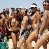 Protest fata de o lege ce interzice femeilor sa faca topless pe plajele din Brazilia