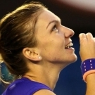 Simona Halep s-a inchinat dupa victoria cu Wickmayer