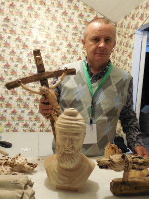 Emil Milasan il sculpteaza in lemn pe Iisus Hristos