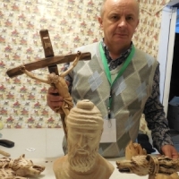 Emil Milasan il sculpteaza in lemn pe Iisus Hristos
