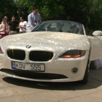 Unicat la Chisinau : Victor Danila si-a acoperit BMW-ul cu cristale Swarovski