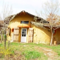 Eco-turism: Casa de lut a arhitectei Ileana Mavrodin