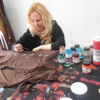 Mihaela Panaitescu picteaza in stil floral creatiile Lizei Panait