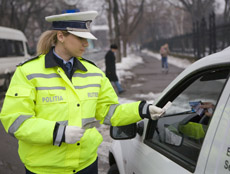 Adevarat sau fals: Obligatiile soferului atunci cand este oprit in trafic de politistul rutier