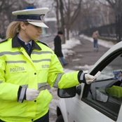 Adevarat sau fals: Obligatiile soferului atunci cand este oprit in trafic de politistul rutier