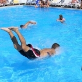 Pericolul amestecului de clor si urina, la piscina!