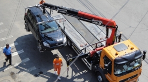 Atentie automobilisti: Guvernul Ciolos vrea ridicarea masinilor, inclusiv a celor parcate regulamentar pe trotuar lasand 1 m pentru pietoni!