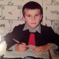 Prima zi de scoala in randul vedetelor. Recunoasteti personajul?