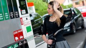 Motorina si benzina se vor ieftini in 2017, ca efect al eliminarii supraaccizei de 7 eurocenti