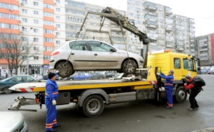 O hotarare a Guvernului Ciolos ii irita pe milioanele de soferi din Romania: se  ridica iar masinile, firmele de ridicari  se vor imbogati din nou peste noapte!