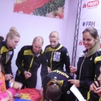 Nationala de handbal feminin a dat autografe fanilor, la magazinul Profi de pe Strada Pajurei nr. 7