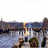 Presedintii celor doua Camere ale Parlamentului, Liviu Dragnea si Calin Popescu Tariceanu, au depus coroane de flori la Mormantul Ostasului Necunoscut din parcul Carol