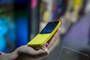 A fost lansata o noua versiune a telefonului Nokia 8110 cu o culoare noua - galben banana