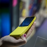 A fost lansata o noua versiune a telefonului Nokia 8110 cu o culoare noua - galben banana