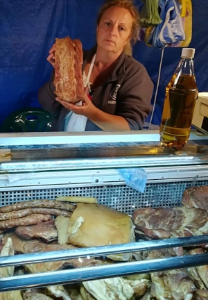 Mariana Deleanu, producator din Rucar, Arges: "Produse din carne afumate, telemea si cas la targul organizat in Piata Prefecturii Calarasi!"