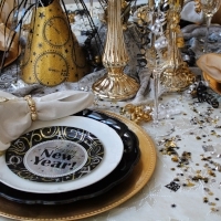 Meniul de Revelion: PESTE, STRUGURI ALBI, FRUCTE ROTUNDE, LEGUME VERZI, PASTE, CEREALE, CARNE DE PORC, CURCAN, RODII, SMOCHINE, TORT, SAMPANIE
