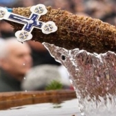 An de an, prin agheasma, se face nu numai sfintirea caselor, ci si a trupurilor si a sufletelor oamenilor, se face curatirea mintii, inimii si a vietii noastre