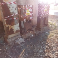 Trei panouri electrice lasate in voia sortii pe trotuar, sub Podul Basarab