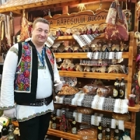 Liviu Bazarca, de la Casa Razesului, participa cu preparate traditionale romanesti la Targul de Turism