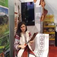 Aura Casaru, mester popular de la Zestrea Bisoceana, creeaza opinci din piele