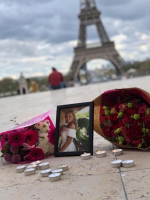 O tanara romanca, de 23 de ani, a murit dupa ce a facut un selfie in apropiere de Turnul Eiffel